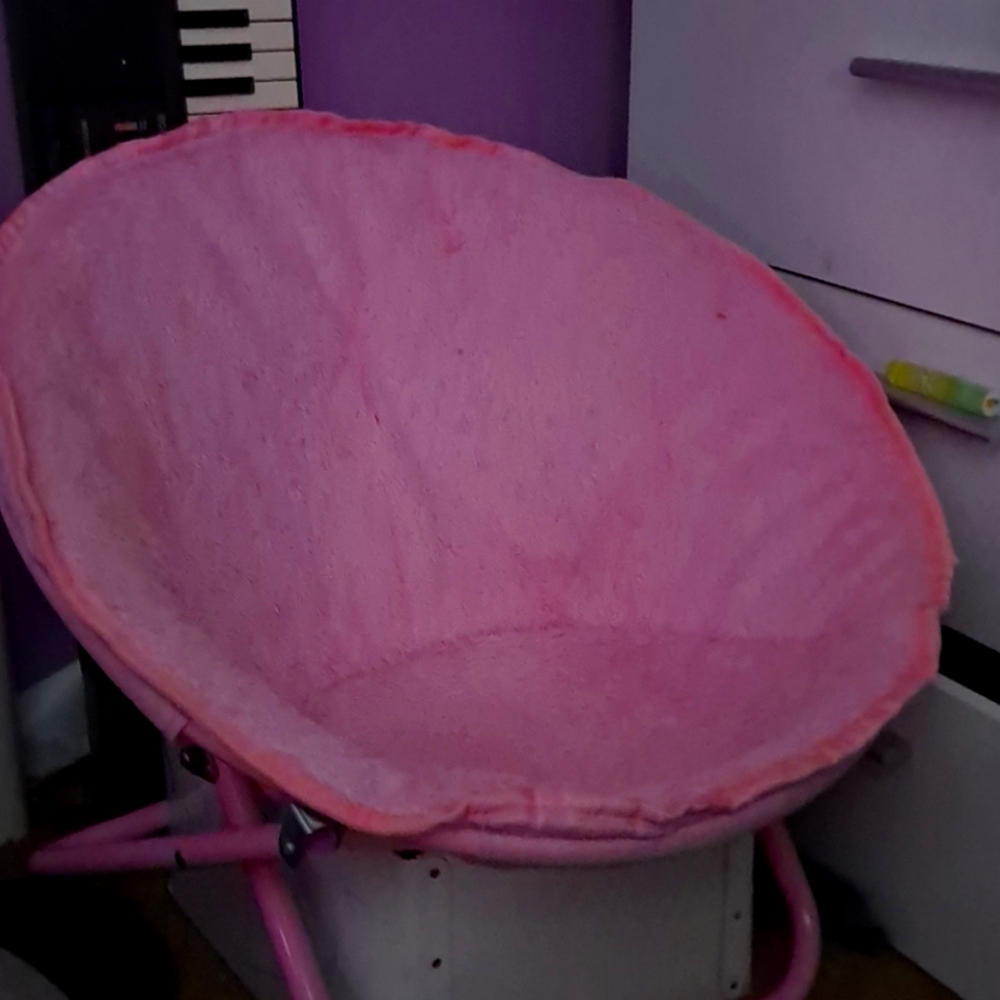 This is a very cute kids pink fluffy chair
